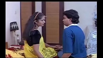 Mallu Uma Maheswari’s Panty Slips Off In This Raw, Uncensored Video