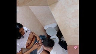 Estudiantes Follando Salvaje En El Baño Del Colegio Y él Se Corre En Su Boca (video Amateur ExplÍcito)