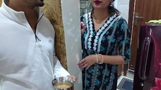 Bade Chuchon Wali Padosan Ki Jawaan Bhabhi Ko Chini Maangne Ke Bahane Chodkar Nanga Kar Diya