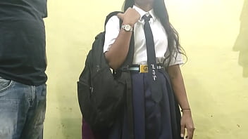 गाँव की भोली स्कूली लड़की का होमवर्क नहीं हुआ तो शिक्षक ने उसकी मजबूरी का फायदा उठाकर उसे बिस्तर पर लिटा दिया