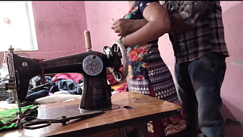 देसी भाभी की सिलाई के बहाने अंकल ने जमकर चोदा
