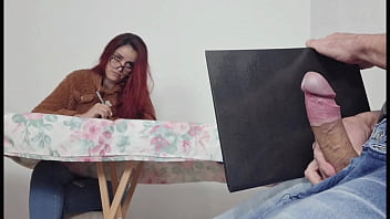 Professora Recatada Se Entrega à Masturbação Proibida No Trabalho