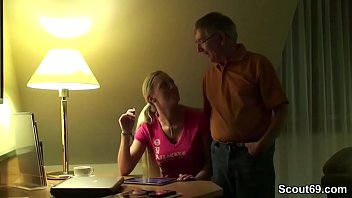 Nach Dem Festmahl Wird Die Junge Stieftochter Vom Opa Durchgenommen