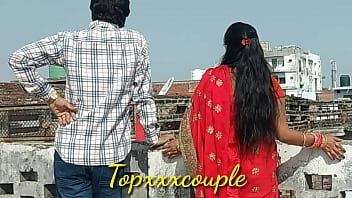छत पर अकेली पड़ोसन की नई दुल्हन को उठाकर जोरदार चोदा