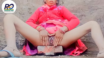 भाभी ने सारी उठाके उँगलियों से ऐसी खलबली मचाई कि पूरा बदन बेचैन हो गया