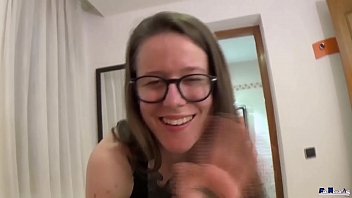 Una Ardiente Jovencita Americana Amateur Se Traga Toda La Leche Con Deseo Insaciable