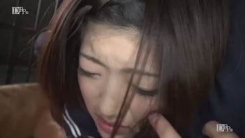 帰り道で呼び止められた南星愛ちゃん、紅一点の制服が乱れるほど激しく抱きしめられて…