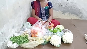 गर्म देसी लड़की सब्जी बेचते-बेचते ग्राहक के साथ जंगली सेक्स में मस्त