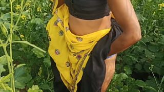 ममता को सरसों के खेत में पाकर उसके पति ने बेहद गर्मजोशी से चुदाई की, बाहर की ताजी हवा में उसकी मस्त आवाजें गूंज उठीं।