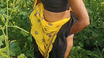 ममता को सरसों के खेत में पाकर उसके पति ने बेहद गर्मजोशी से चुदाई की, बाहर की ताजी हवा में उसकी मस्त आवाजें गूंज उठीं।