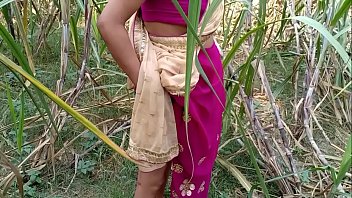 जंगल के किनारे गाँव की मस्त लड़की को झाड़ियों के बीच रास्ते में ही जंगली अंदाज़ में चोदा