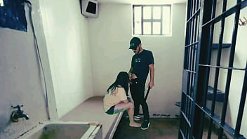 Polícia Real Mete Com Força Na Prisioneira E Vídeo Vaza. Demitido Na Hora.