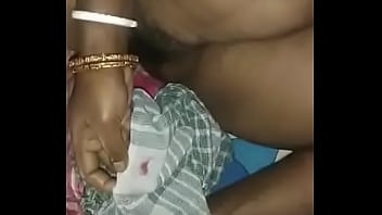 বাংলা বৌদির কোমল পাছাটি চাপড়ে দিলাম, রসে ভিজে গেল