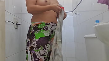 A Morena Da Vila Se Ensaboa Ardente Pela Primeira Vez, úmida E Ansiosa Pelo Toque Do Seu Senhor