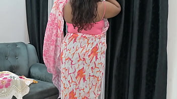 Sizzling Indian Bhabhi’s Tempting Curves