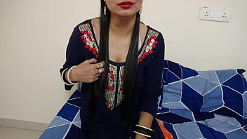 भारी उम्र की इंदु चाची अपने भतीजे मुकुल को भड़काने की कोशिश करती है, हिंदी ऑडियो में साफ सुनाई दे रहा है