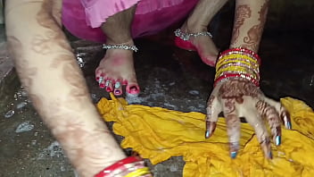 गर्म भाभी बाथरूम में पेशाब करते हुए मचाती है मस्ती