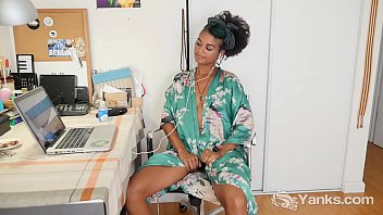 Yanks Ebony Lola Rose Roughly Fingers Her Wet Pussy