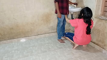 भाभी की गर्म चूत ने जवान प्लंबर की मोटी लंड से अपनी तड़प शांत की, हिंदी में गंदी आवाज़ों का Xxx सेक्स