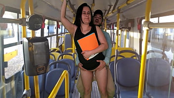 Aluna é Arregaçada Dentro Do ônibus Lotado Enquanto Todos Assistem