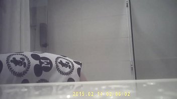 偷窥姐姐诗诗洗澡,那对娇嫩小奶子在水雾中若隐若现