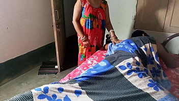 पत्नी के ऑफिस जाने के बाद पति ने नौकरानी को जबरदस्ती चोदा, जोरदार हिंदी आवाज में