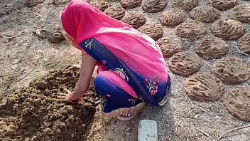 गांव की भाभी गोवर थोपने गई तो किनारे ही चूत मरवाने लगी
