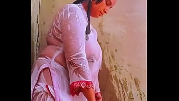 Sultry Indian Bhabhi Flaunts Her Luscious Bare Bosom