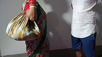 धोती उठाकर बर्तन बेचने आई गर्म आंटी की तरब चढ़कर मारी