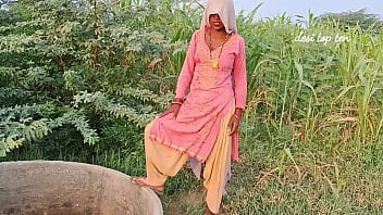 गर्म देसी स्टेप बहन अपने छोटे भाई के साथ हिंदी में गंदी-गंदी बातें करते हुए चुदाई का मज़ा ले रही है, सेक्सी मस्ती में डूबी हुई