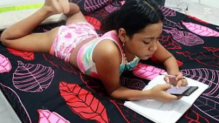 Mi Ardiente Hermanastra Colombiana Llega Del Colegio Pidiendo Ayuda Con Sus Tareas, Y Yo Le Propongo Un Trato Picante: La Ayudo Si Me Deja Empotrarla Contra La Pared.