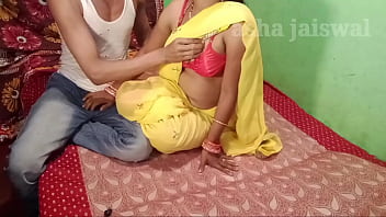पीली साड़ी में छोटे कदमों से चलती हुई तू चुदाई के लिए बेताब लग रही है, हिंदी