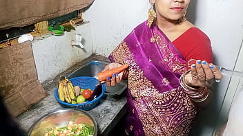 सुबह सुबह किचन में सेक्सी भाभी को खाना बनाते देख मेरा खड़ा हो गया और मैंने उसे वहीं किचन काउंटर पर चोदना शुरू कर दिया