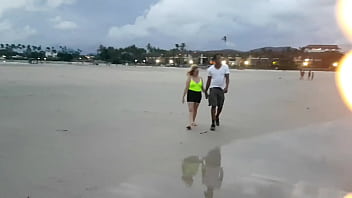 Paty Bumbum Encontra Um Gringo Com Uma Rola Enorme E Uma Loira Safada Na Praia, Levando Os Dois Para A Casa Do El Toro De Oro Para Uma Suruba Quente E Selvagem.