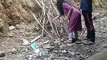 पड़ोस की आंटी ने थोड़ी मदद के बदले मुझे अपनी गर्म देह से नहलाया