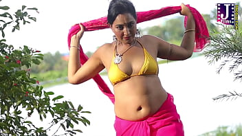 সেক্সি শাড়িতে মোহনীয় বাঙ্গালী নারী