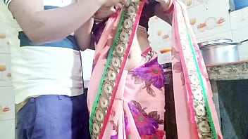 गर्म देसी भाभी बर्तन धोते हुए छपछप करती हुई, तभी उसका देवर आकर फुसफुसाया – भाभी, तुम्हारा गीला चूत मुझे चाहिए, देगी क्या? हिंदी ऑडियो