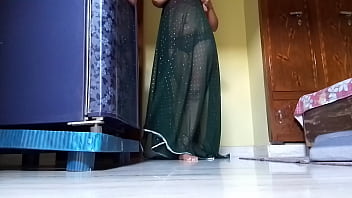 Desi Bhabhi Ki Geeli Chut Mein Ungli Daalkar Garam Pani Nikal Diya