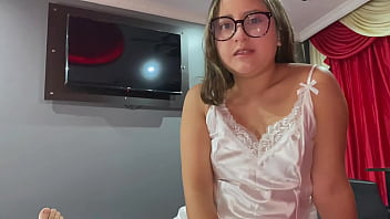 Mi Tía Madrastra Y Yo Terminamos Follando Sin Querer Al Compartir Cama En Un Viaje Familiar.