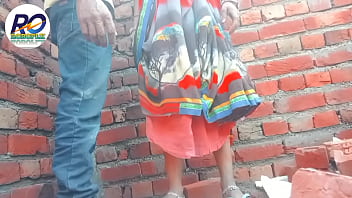 Saree Uchalti Gaon Ki Bharbhari Aunty Ki Ungliyon Se Chudai, Ghode Ki Chhat Par Bikherti Awazen