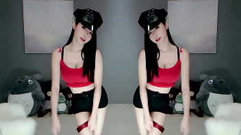 Em Gái Trung Quốc Uốn éo Trên Biển, Vũ điệu Quyến Rũ Khiến Sóng Biển Cũng Phải Cuồng Si