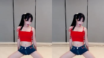 Cô Gái Trung Quốc Quyến Rũ Nhảy Múa Uốn éo Trên Cầu Thang Mới Sơn đỏ Rực Lửa