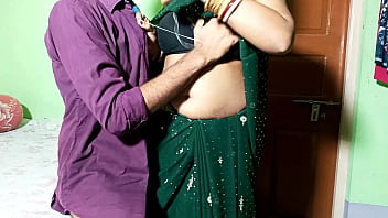 भतीजे ने शर्ट की बटन सिलने के बहाने अपनी आंटी को बिस्तर पर लिटाकर ज़ोरदार चुदाई की