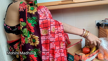 भारतीय देसी फल बेचने वाली गर्म औरत ने ग्राहक के साथ सौदेबाजी करते हुए ज़ोरदार चुदाई की हिंदी ऑडियो
