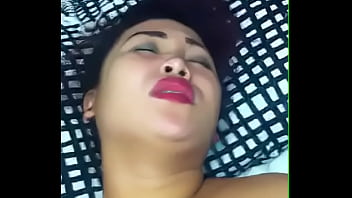 Sultry Bengali Boudi’s Alluring Curves