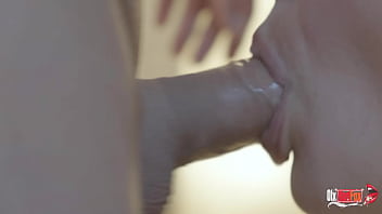 شفتاي تذوبان شوقاً وهو يدفع قضيبه المتوهج في فمي ويغتصب حلقي بعنف