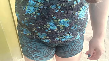 Madrastra Colombiana Zorra Exhibe Su Enorme Cameltoe Y Su Coño Marcado En Shorts Mientras Pasea Por La Calle Con Su Hijastro