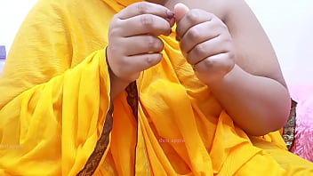 Sultry Indian Aunty’s Luscious Melons