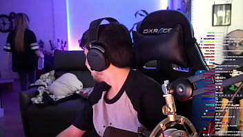 Aroyitt Se Inclina Para Que Todos Admiren Su Trasero