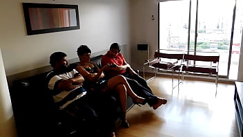 No Había Nada Bueno En La Tele, Así Que Me Cogí Al Plomero Y Al Amigo De Mi Marido. ¡vaya Cogida Que Nos Dimos!